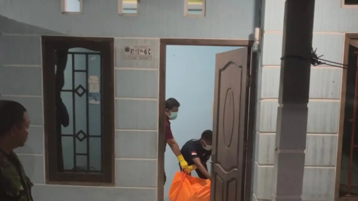 DIEVAKUASI: Pihak kepolisian mengevakuasi jenazah pria yang ditemukan meninggal dunia di kontrakannya. ELIAZAR/RADAR TARAKAN&nbsp;