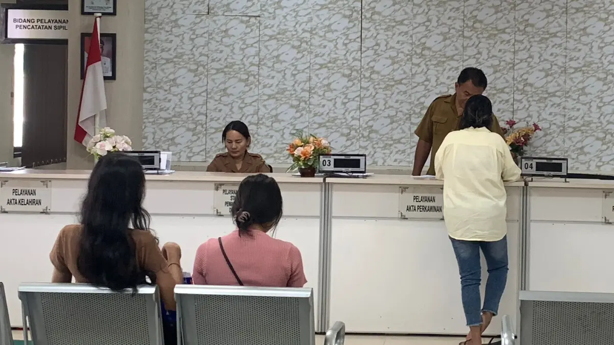 LAYANAN: Pelayanan adminitrasi data kependudukan oleh ASN di Malinau. FOTO: DIPA/RADAR TARAKAN