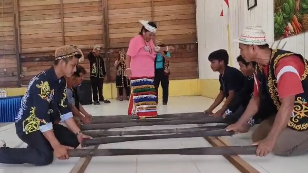 PANEN: Tarian alu yang dipersembahkan saat acara syukur panen oleh warga Desa Gong Solok, ini merupakan tarian khas Dayak Merap. FOTO: DIPA/RADAR TARAKAN