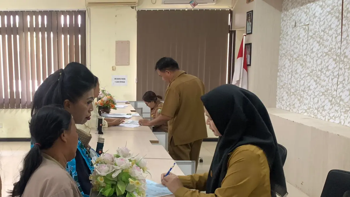 WAJIB KTP: Suasana pelayanan Disdukcapil Malinau, tampak banyak warga yang mengurus adminitrasi data kependudukan. FOTO: DIPA/RADAR TARAKAN