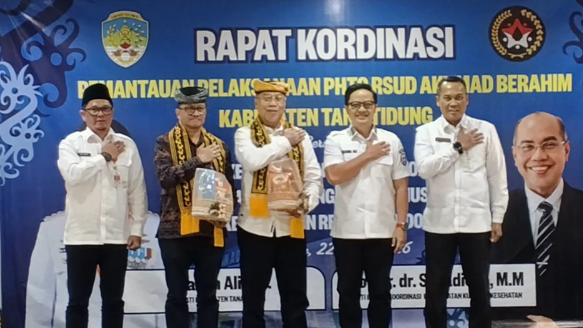 ABADIKAN MOMEN: Deputi Kemenko PMK bersama Bupati Ibrahim Ali dan jajaran usai Rakor Pemantauan Pelaksanaan PHTC RSUD Akhmad Berahim.(FOTO: SOPIAN/RADAR TARAKAN)