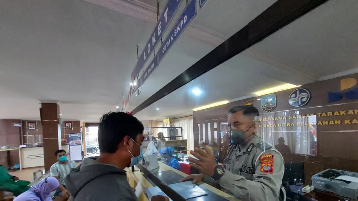 BAYAR LANGSUNG : Masyarakat diimbau untuk tidak menggunakan jasa perantara atau calo dalam pembayaran pajak kendaraan dan membayar langsung agar lebih aman.&nbsp;ELIAZAR/RADAR TARAKAN&nbsp;