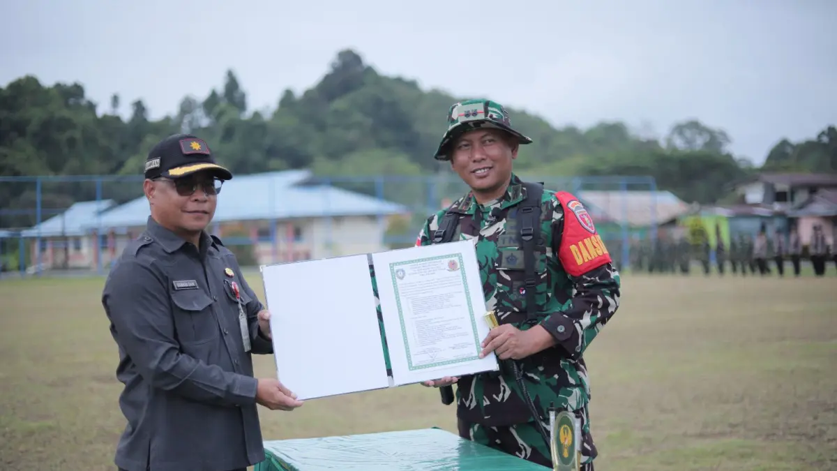 DIPA/RADAR TARAKAN
KUNCI: Asisten I Bidang Pemerintahan dan Kesra Setda Malinau, Drs. H. Kamran Daik bersama Komandan Kodim 0910/Malinau, Letkol Inf Mochammad Syaiful Arif saat membuka TMMD.