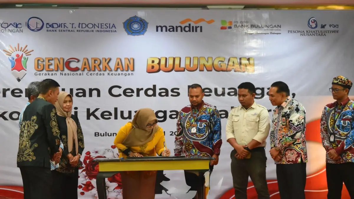 FINANSIAL : Ketua PKK Bulungan Sri Nurhandayani menandatangani kerjasama literasi keuangan dalam momentum peringatan hari Kartini.
(Taslee/Radar Tarakan)