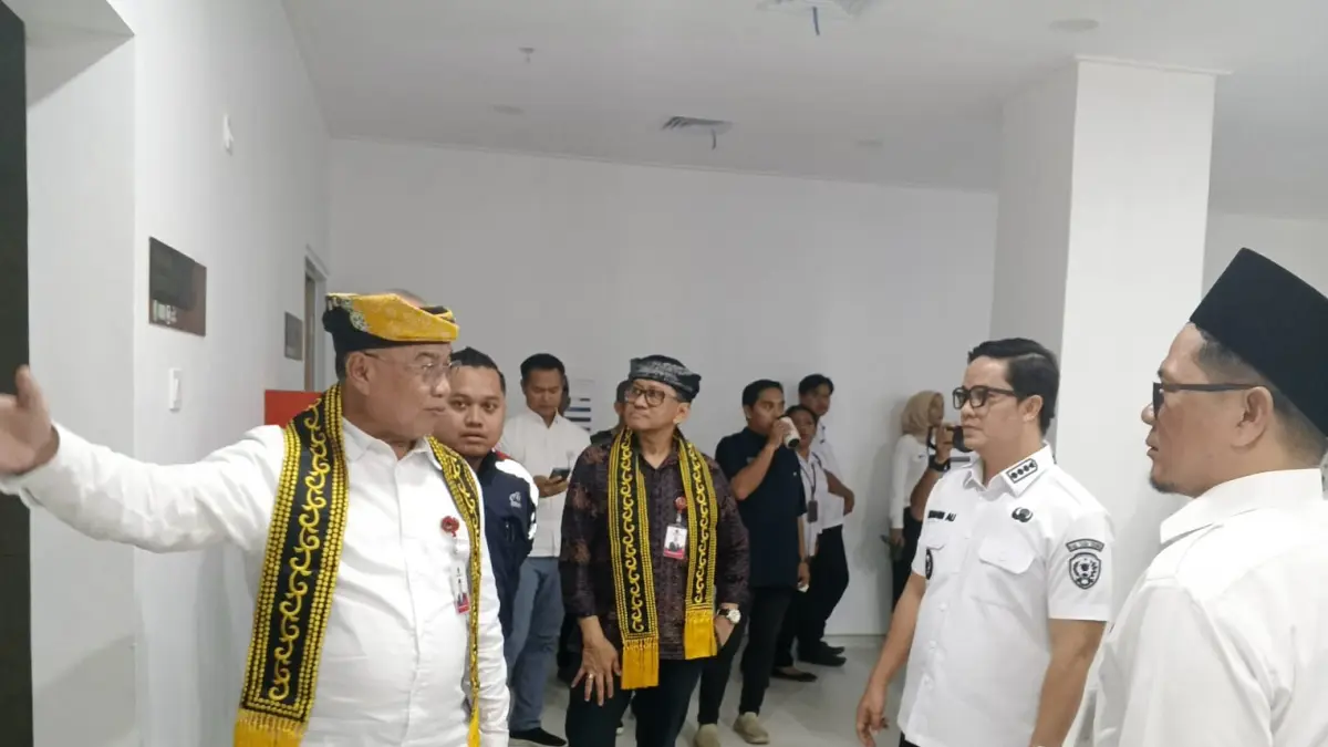 KUNJUNGAN KERJA: Bupati Ibrahim Ali mendampingi Deputi Bidang Koordinasi Peningkatan Kualitas Kesehatan Kemenko PMK Sukardiono meninjau PHTC RSUD Akhmad Berahim usai rakor, Rabu (22/4).(FOTO: SOPIAN/RADAR TARAKAN)