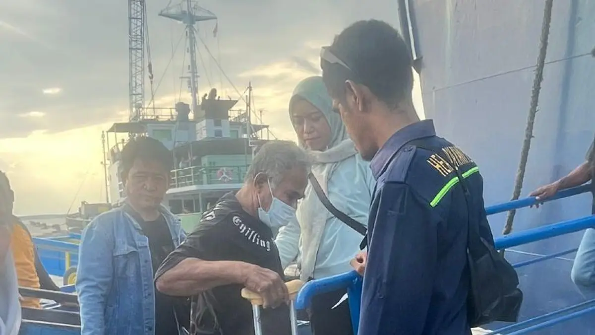 PEMULANGAN : Dinas Sosial Pemberdayaan Perempuan dan Perlindungan Anak (DSP3A) Nunukan saat memfasilitasi pemulangan warga terlantar melalui Pelabuhan Tunon Taka, Nunukan.&nbsp;