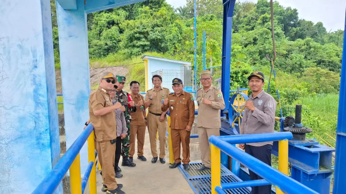 PENINJAUAN : Camat Sebatik Camat Sebatik Utara, Andi Calo &nbsp;bersama rombongan saat melihat kondisi Embung Lapri.&nbsp;