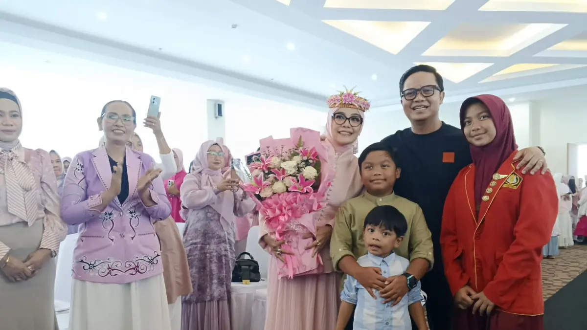ABADIKAN MOMEN: Bupati Ibrahim Ali bersama ketiga anaknya menyambangi sang istri sekaligus mengucapkan ulang tahun di momen peringatan Hari Kartinu, Kamis (23/4).