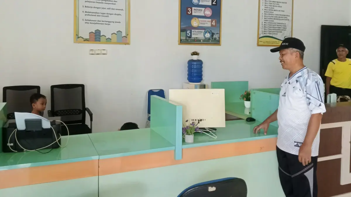 KEBIJAKAN BARU: Kepala Kantor Kemenag Kaltara H. Hamzah bersama staf melakukan kegiatan bersih-bersih pasca olahraga, Kamis (23/4).(FOTO: SOPIAN/RADAR TARAKAN)