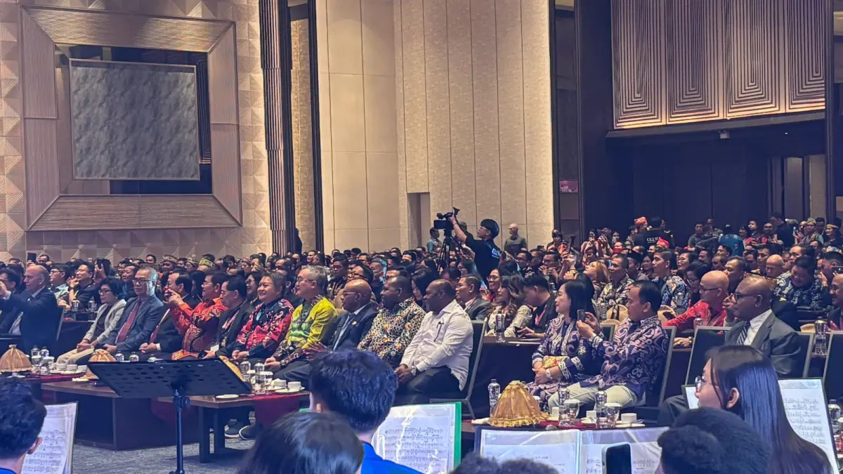KONFERENSI: Wabup Bulungan Kilat bersama istri berada di tengah-tengah peserta konferensi di Makassar.

(Taslee/Radar Tarakan)