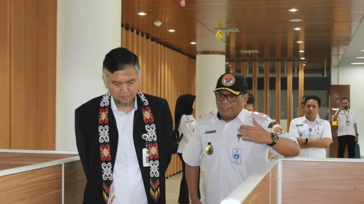 KOORDINASI : Kepala PLBN Sebatik, Hariman Latuconsina saat mendampingi Asisten Deputi Koordinasi Tata Kelola Keimigrasian Kemenko Polhukam, Achmad Brahmantyo Machmud melihat kondisi PLBN Sebatik.&nbsp;
