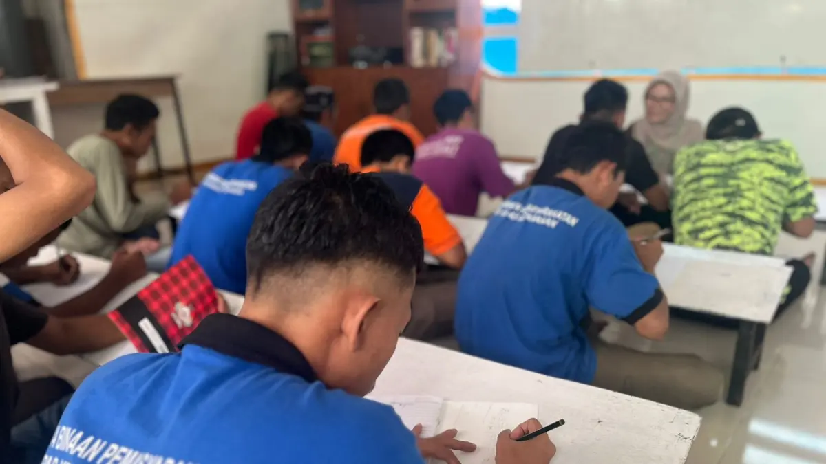 PEMBINAAN : WBP Kelas II A Tarakan mengikuti program pembinaan intelektual yang digelar secara rutin di ruang perpustakaan, Rabu (22/4). LAPAS KELAS II A TARAKAN&nbsp;
