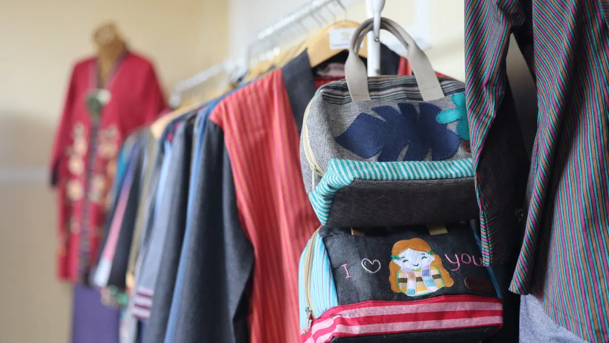 Produk fesyen dan kerajinan UMKM dipajang di galeri usaha binaan sebagai bentuk dukungan terhadap pemberdayaan pelaku usaha lokal dan pengembangan ekonomi kreatif.
