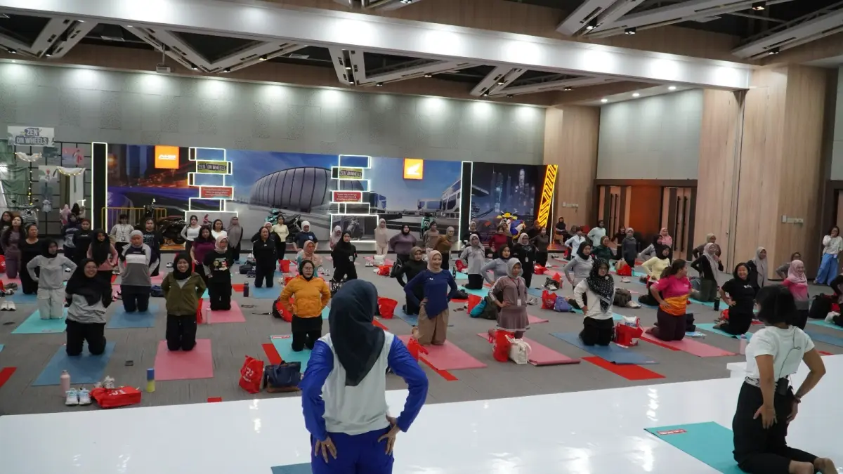 Puluhan peserta mengikuti sesi olahraga bersama dalam kegiatan komunitas yang digelar di sebuah hall, sebagai upaya mendorong gaya hidup sehat dan kebersamaan.
