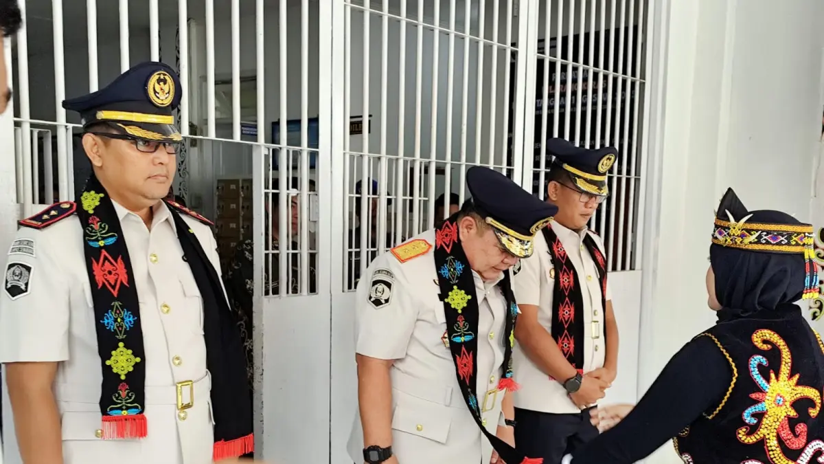 SERTIJAB : Kalapas Nunukan Donny Setiawan bersama Puang Dirham mendampingi Kakanwil Ditjenpas Kalimantan Timur Endang Lintang Hardiman saat berada di Lapas Nunukan. ASRULLAH/RADAR TARAKAN