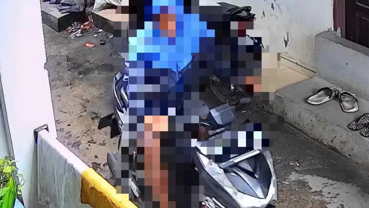 TEREKAM : Aksi pelaku sebelum melakukan aksi pencurian berhasil terekam CCTV. ISTIMEWA
