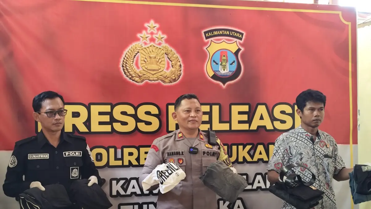 BEBERKAN : Waka Polsek Nunukan Iptu Nanang didampingi Kasi Humas Polres Nunukan Ipda Sunarwan saat press release, Jumat (24/5). ASRULLAH/RADAR TARAKAN