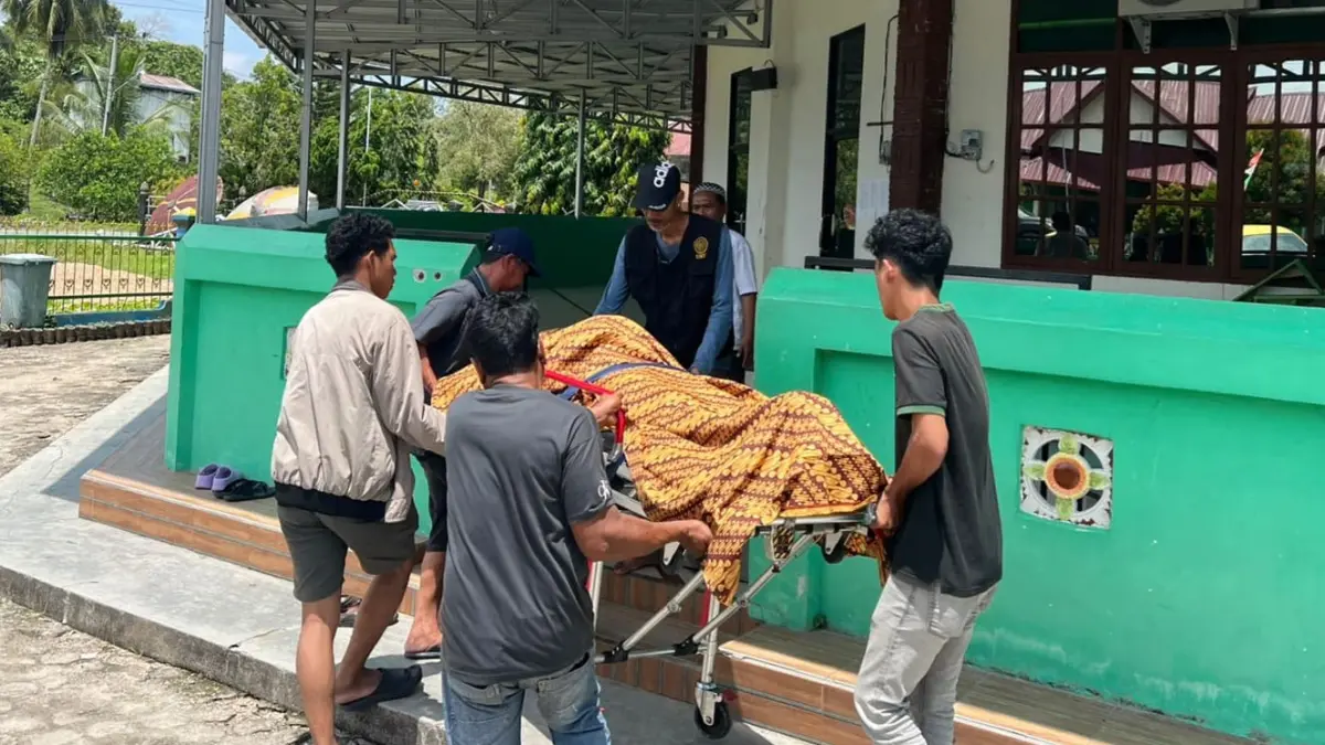 DIEVAKUASI: Korban gantung diri dievakuasi personel Polsek Tanjung Palas Timur. FOTO: DOK WARGA