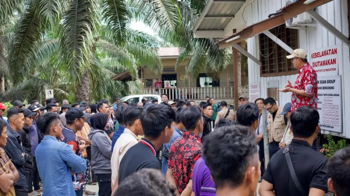 EDUKASI : Acting Konsul RI Tawau, Dino Nurwahyudin saat memberikan pengarahan kemudian PMI di ladang &nbsp;Syarikat Teck Guan, yaitu Ladang Bergosong di Sebatik serta Ladang Serudung di Kalabakan.