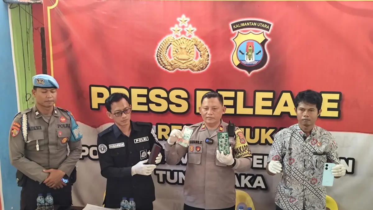 PENGUNGKAPAN : Waka Polsek KSKP Nunukan, Iptu Nanang bersama Kasi Humas Polres Nunukan, Ipda Sunarwan saat memperlihatkan barang bukti pengungkapan dugaan TPPO. ASRULLAH/RADAR TARAKAN