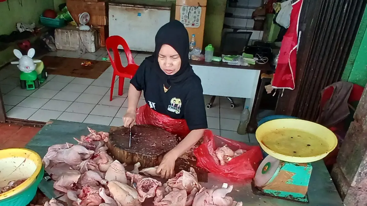 PENJUALAN AYAM: Kondisi dagangan ayam di pasar tradisional. AGUS DIAN ZAKARIA/RADAR TARAKAN