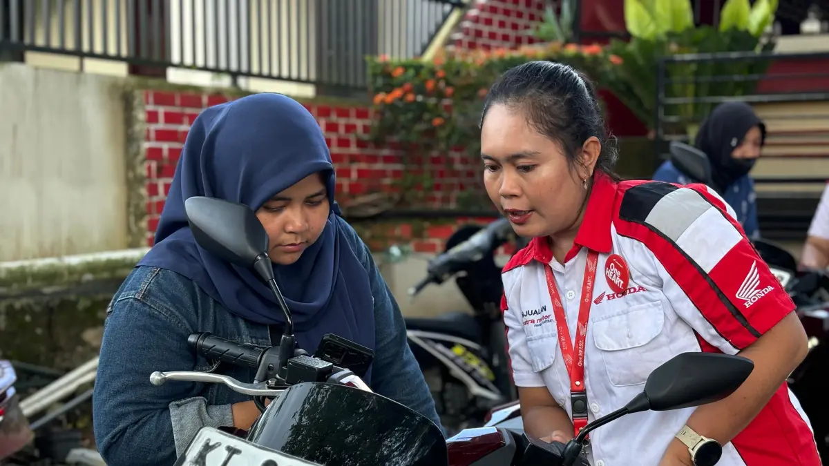 Petugas layanan Honda memberikan penjelasan kepada konsumen terkait fitur dan penggunaan sepeda motor saat kegiatan pelayanan pelanggan di Tarakan, Jumat (24/4/2026).