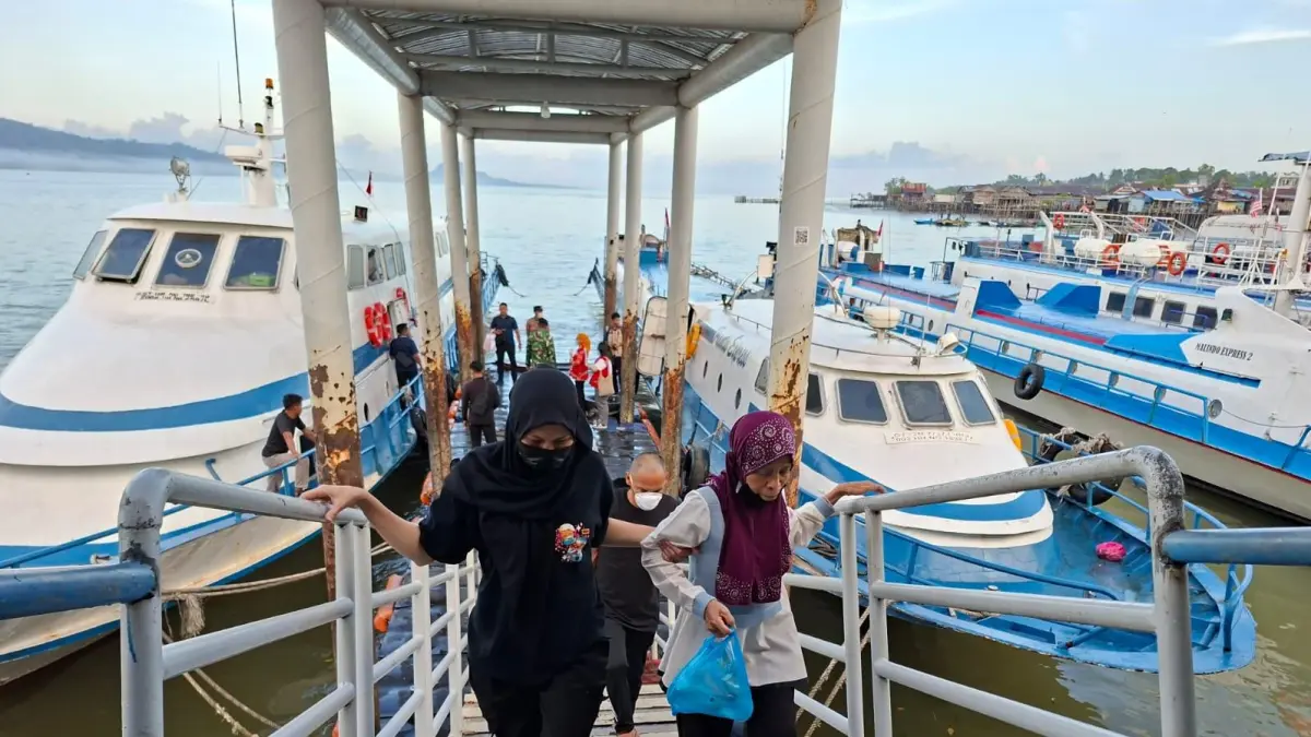TIBA DI TANAH AIR : Ratusan PMI yang deportasi dari Malaysia melalui Tawau tujuan Pelabuhan Tunon Taka, Nunukan.&nbsp;