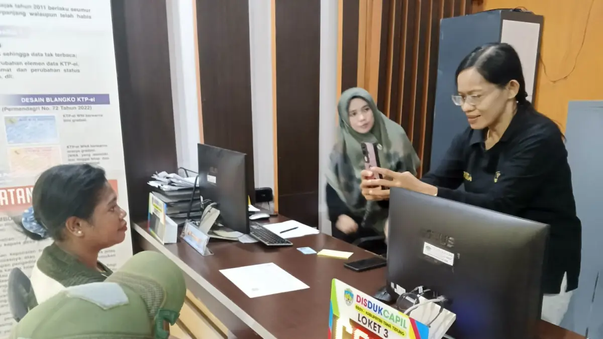 ADMINDUK: Fotokopi KTP-el masih bisa digunakan selama sesuai dengan ketentuan. Tampak pelayanan adminduk di Disdukcapil Tana Tidung. (FOTO: SOPIAN/RADAR TARAKAN)