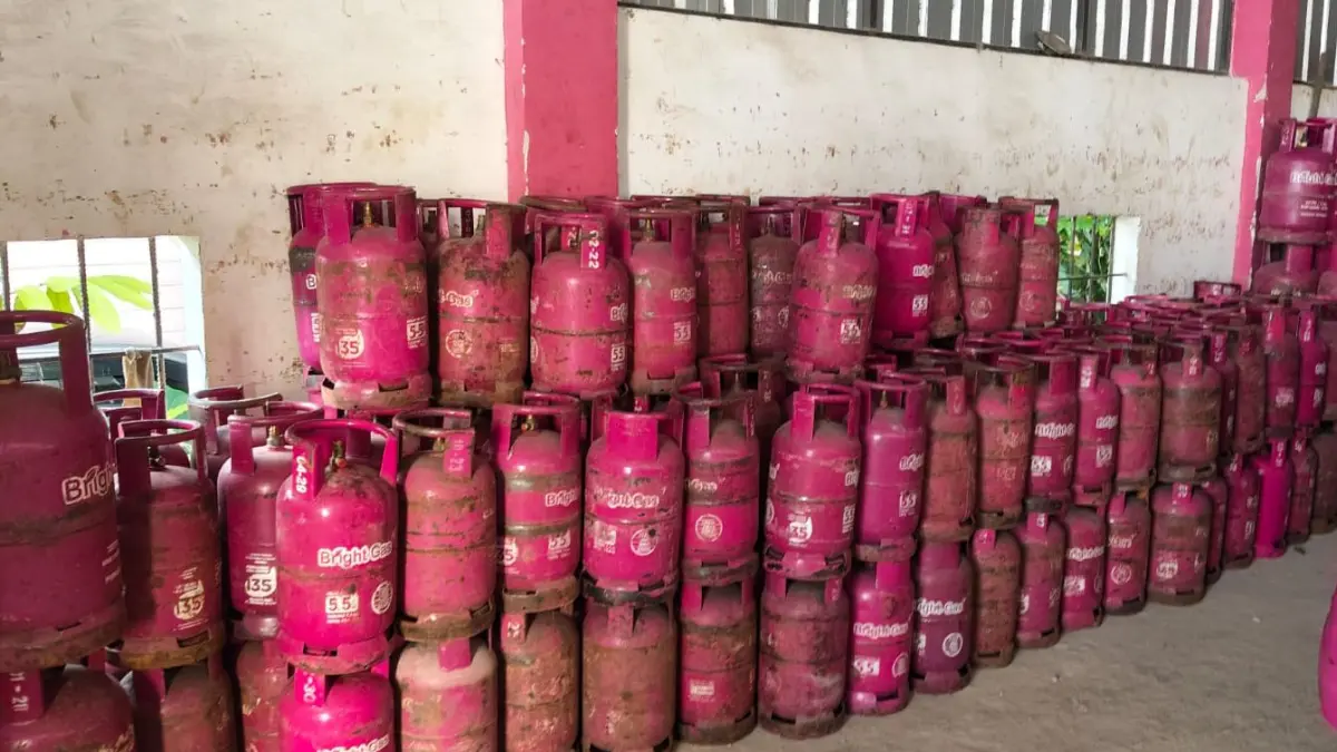 HARGA NAIK: Stok gas bright di agen LPG nonsubsidi Malinau Kaltara Barokah Malinau. FOTO: DIPA/RADAR TARAKAN

