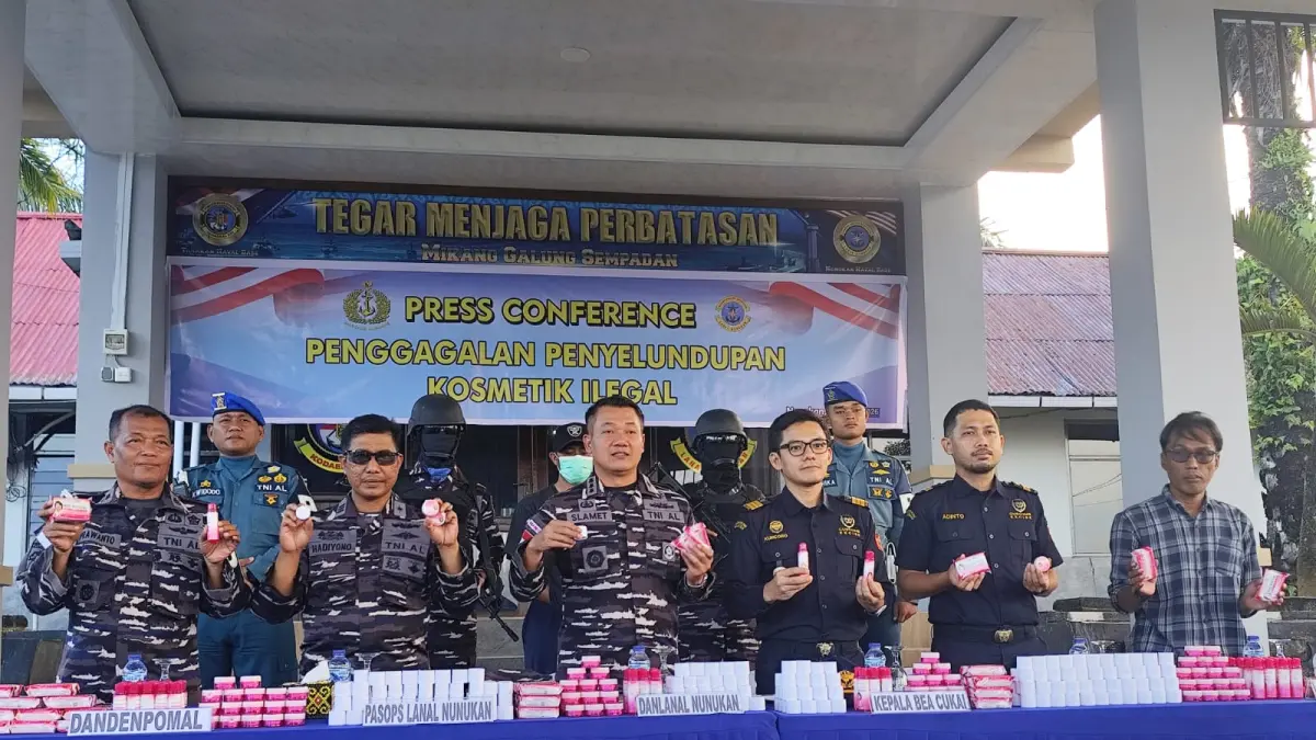 KOSMETIK ILEGAL : Danlanal Nunukan, Kolonel Laut (P) Slamet Ariyadi saat memimpin press release pengungkapan kosmetik ilegal, Sabtu (25/4).&nbsp;
