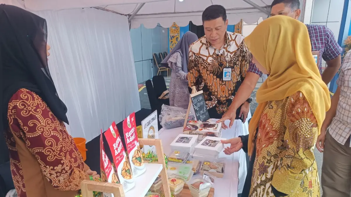 PRODUK: Salah satu produk UMKM yang dijual pada mini bazar DJPb Kaltara di Tanjung Selor. FOTO: IWAN K/RADAR TARAKAN