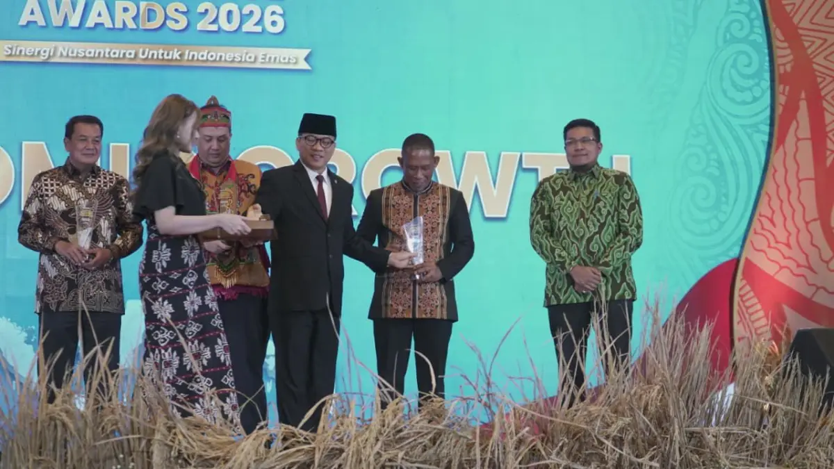 AWARDS : Bupati Bulungan Syarwani menerima langsung penghargaan dari Mendes PDT RI, H. Yandri Susanto, di Jakarta.

(Taslee/Radar Tarakan)