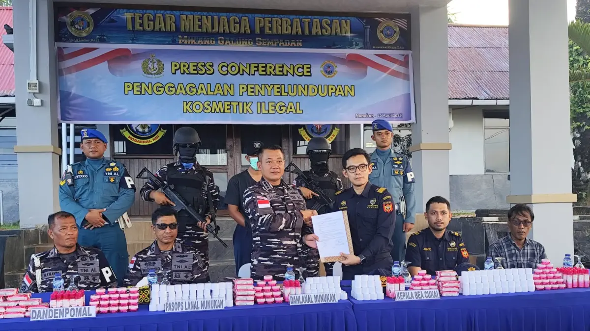 DISERAHKAN : Danlanal Nunukan, Kolonel Laut (P) Slamet Ariyadi menyerahkan kosmetik ilegal yang diamankan ke Kepala Seksi Kepatuhan Internal dan Penyuluhan, KPPBC Nunukan, Kuncoro. ASRULLAH/RADAR TARAKAN