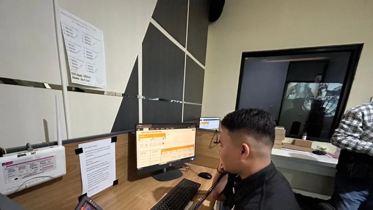 LAYANAN: Personel Polres Tarakan sigap dengan layanan 110 untuk menerima laporan dari masyarakat. ELIAZAR/RADAR TARAKAN&nbsp;