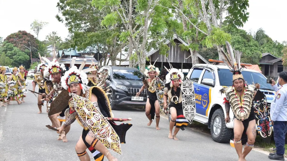 SUKURAN : Peragaan budaya yang menjadi rangkaian sukuran akhir panen di Desa Metun Sajau.
(Taslee/Radar Tarakan)