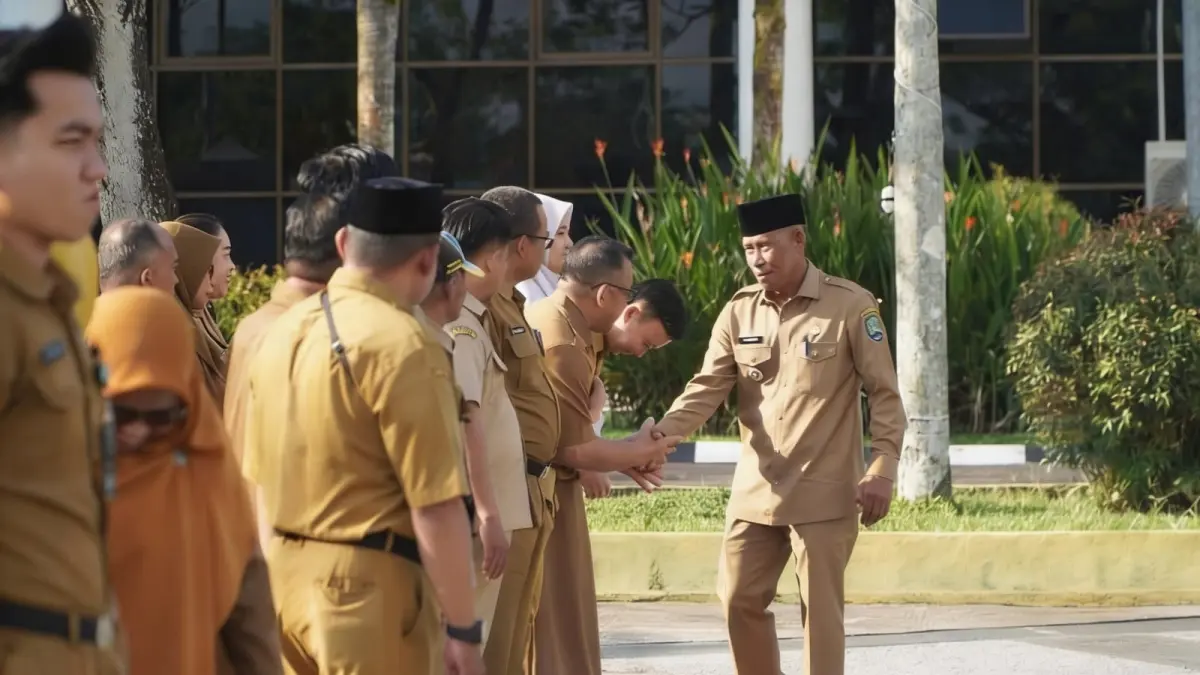ABDI NEGARA: Bupati Bulungan Syarwani bersalaman dengan ASN. FOTO: RADAR TARAKAN