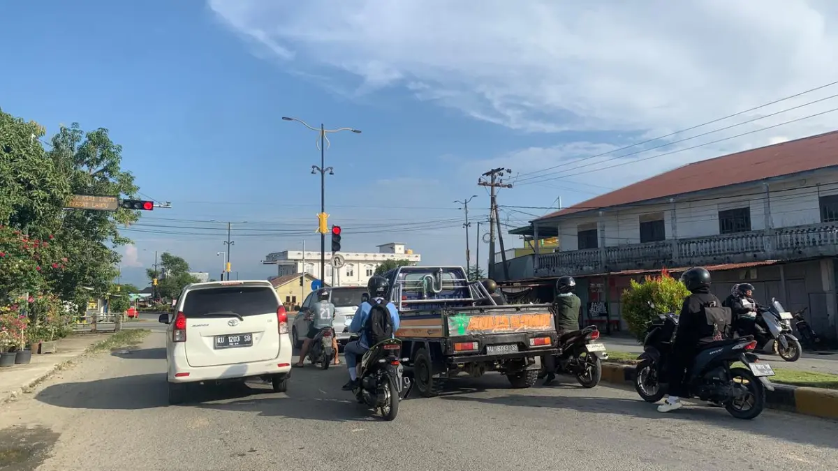 CUACA: Suasana lampu lalu lintas di Malinau Kota pada pukul 16.36 Wita, saat suhu udara mencapai 31 derajat Celsius. FOTO: DIPA/RADAR TARAKAN 

