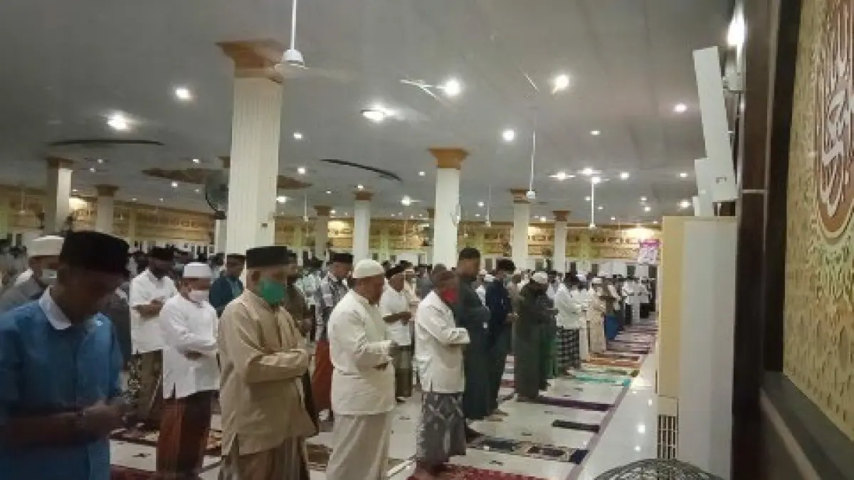 IBADAH: Tampak jemaah saat menjalani salat Masjid Agung Istiqomah, Tanjung Selor. FOTO: RADAR TARAKAN