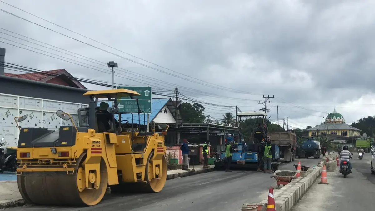 ILUSTRASI: Pengerjaan pengaspalan jalan di Teluk Sanggan, Malinau Kota pada tahun 2025 lalu. FOTO: DIPA/RADAR TARAKAN