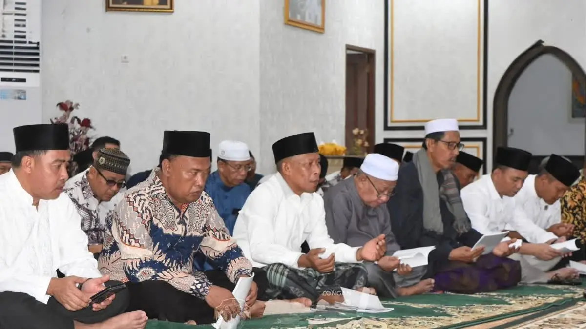 PELEPASAN: Bupati Syarwani menghadiri sekaligus melepas puluhan calon jamaah haji asal Bulungan, Minggu (26/4).
(Taslee/Radar Tarakan)