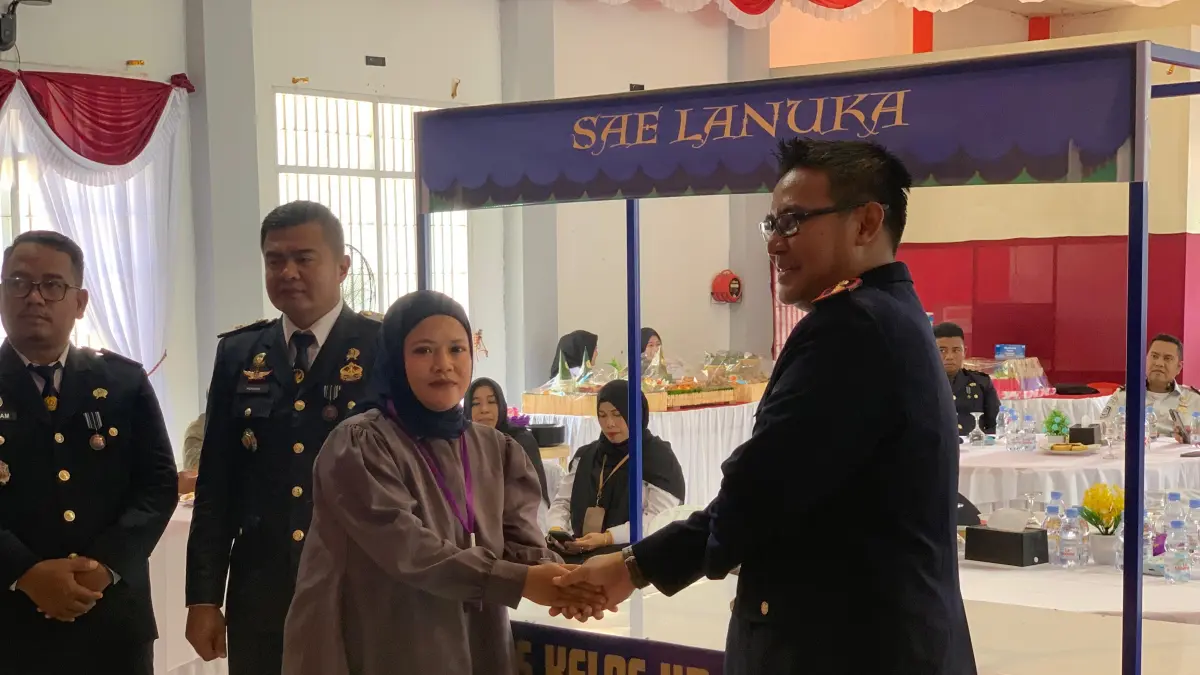 PEMASYARAKATAN : Kalapas Nunukan, Donny Setiawan saat menyerahkan bantuan sosial berupa gerobak usaha kepada keluarga WBP sebagai bentuk dukungan terhadap pemberdayaan ekonomi.