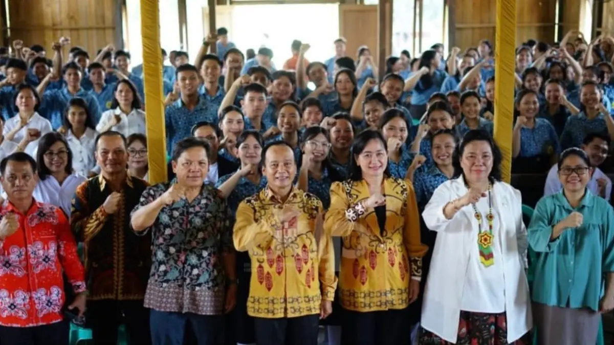 PENDIDIKAN: Wakil Bupati Bulungan Kilat bersama siswa-siswi SMTK Long Bia, di Desa Metun Sajau.&nbsp;
(Taslee/Radar Tarakan)