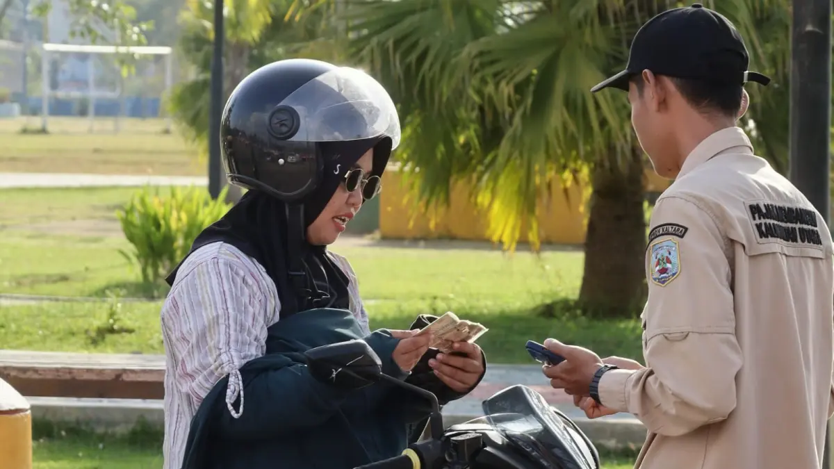 PREDATOR: Petugas Bapenda Kaltara wilayah Tana Tidung melakukan pengecekan surat kendaraan bernotor pengendara, Senin (27/4) pagi.(FOTO:DOK BAPENDA)