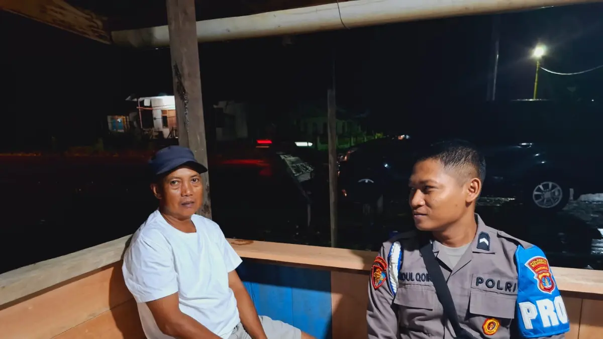 SAMBANGI WARGA: Personel Polsek Tanjung Palas Barat saat menyambangi warga. FOTO: DOK POLSEK TANJUNG PALAS BARAT
