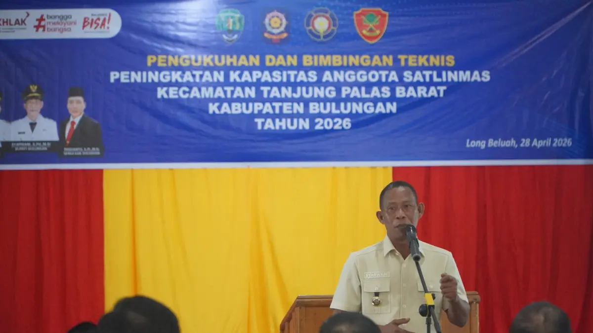BERIKAN ARAHAN: Bupati Bulungan saat memberikan arahan dalam pelantikan, pengukuhan dan bimtek peningkatan kapasitas Satlinmas. FOTO: DOK PEMKAB BULUNGAN