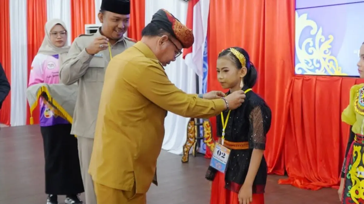 DIMULAI: Wabup Sabri membuka FLS3N tingkat SD dan SMP se-Tana Tidung, Selasa pagi (28/4).(FOTO: DISKOMINFO)