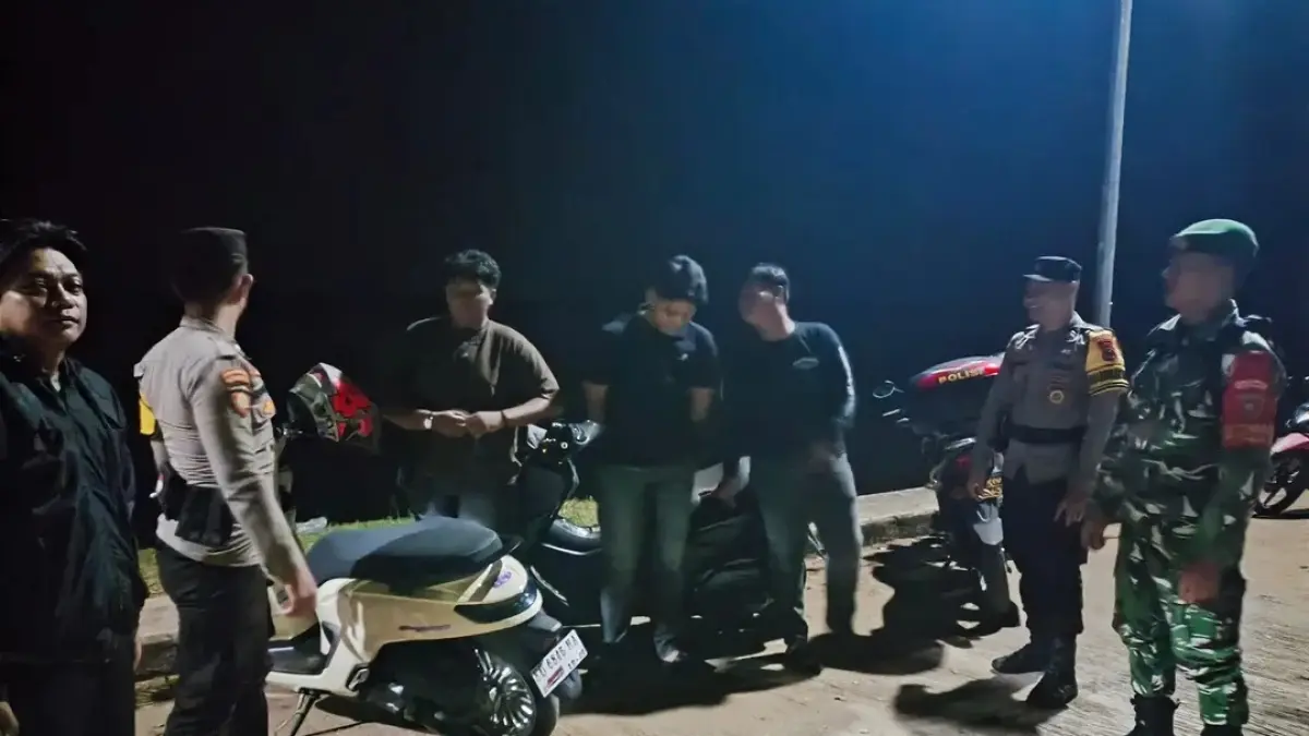 KAMTIBMAS: Patroli gabungan Babinsa, Bhabinkamtibmas dan aparat desa Tideng Pale. 