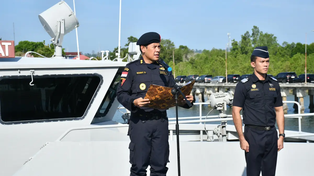 KOMITMEN : Kepala KPPBC TMP C Nunukan, Rommy Heryadi &nbsp;saat memimpin apel gelar pasukan Operasi Pemberantasan Penyelundupan.&nbsp;