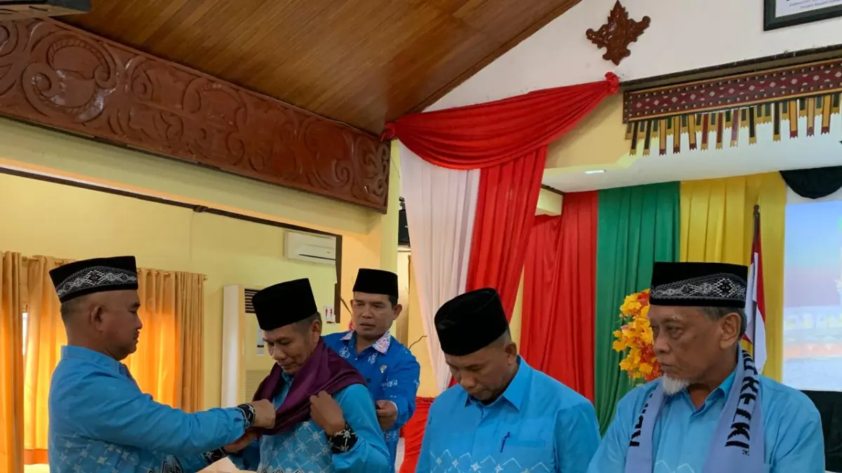 MELEPAS : Wali Kota Tarakan dr Khairul melepas CJH asal Tarakan sebelum berangkat. AGUS DIAN ZAKARIA/RADAR TARAKAN