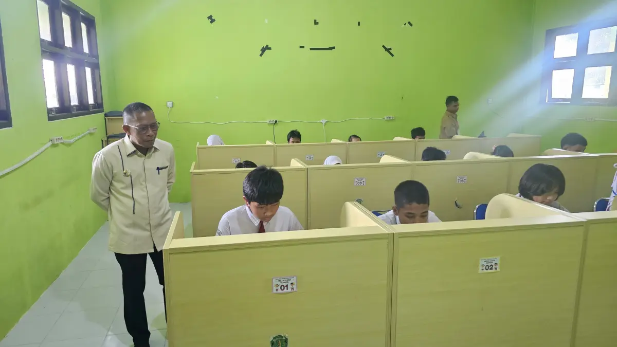 PANTAU : Bupati Bulungan Syarwani memantau langsung aktivitas belajar siswa di SDN 001 Tanjung Selor.

(Taslee/Radar Tarakan)